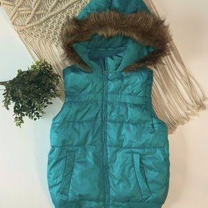 NWOT, GIRLS FAUX FUR TRIM HOODED PUFFER ZIP-UP VEST TEAL SZ L 12